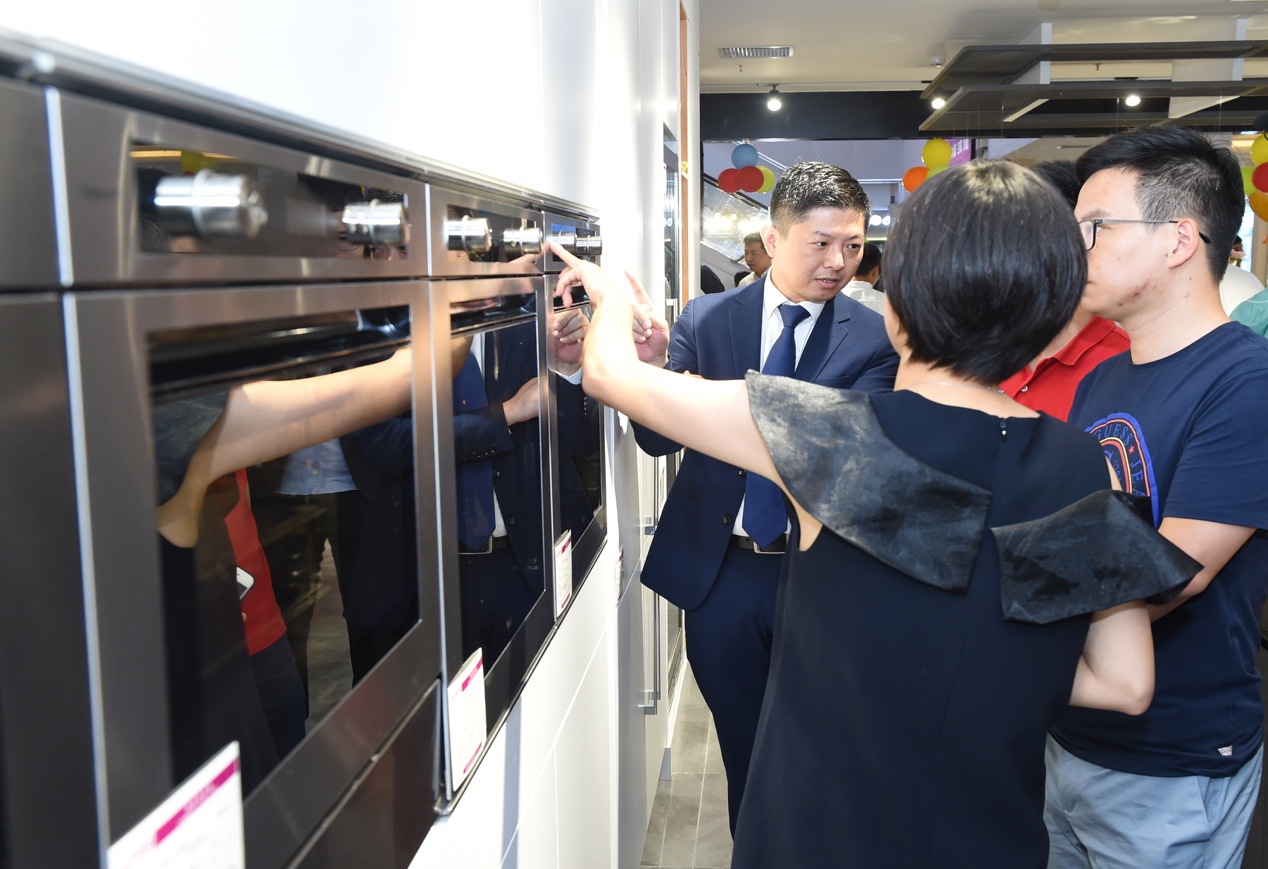 圖片包含 人員, 室內(nèi), 櫥柜, 站立

描述已自動生成