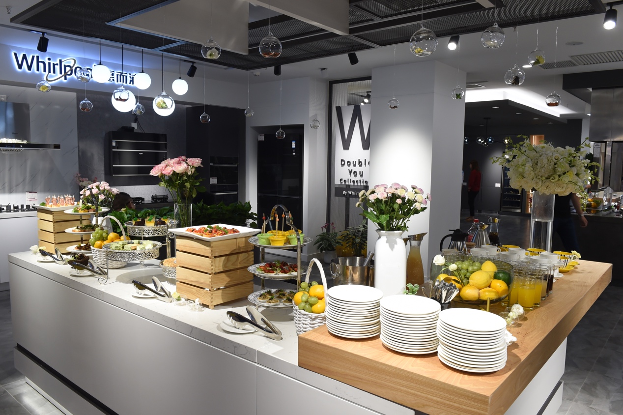 圖片包含 室內(nèi), 美食, 餐桌, 天花板

描述已自動生成