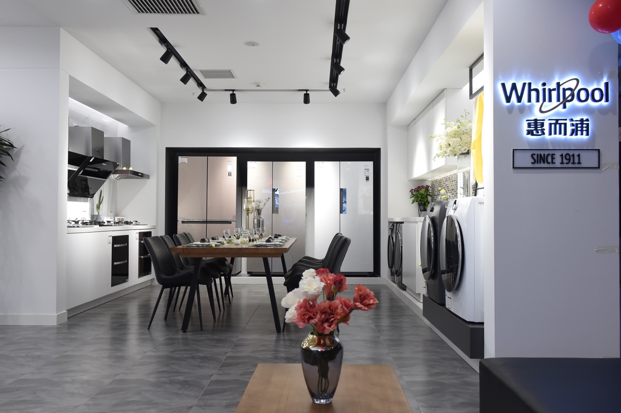 圖片包含 地板, 室內(nèi), 生活, 墻壁

描述已自動生成