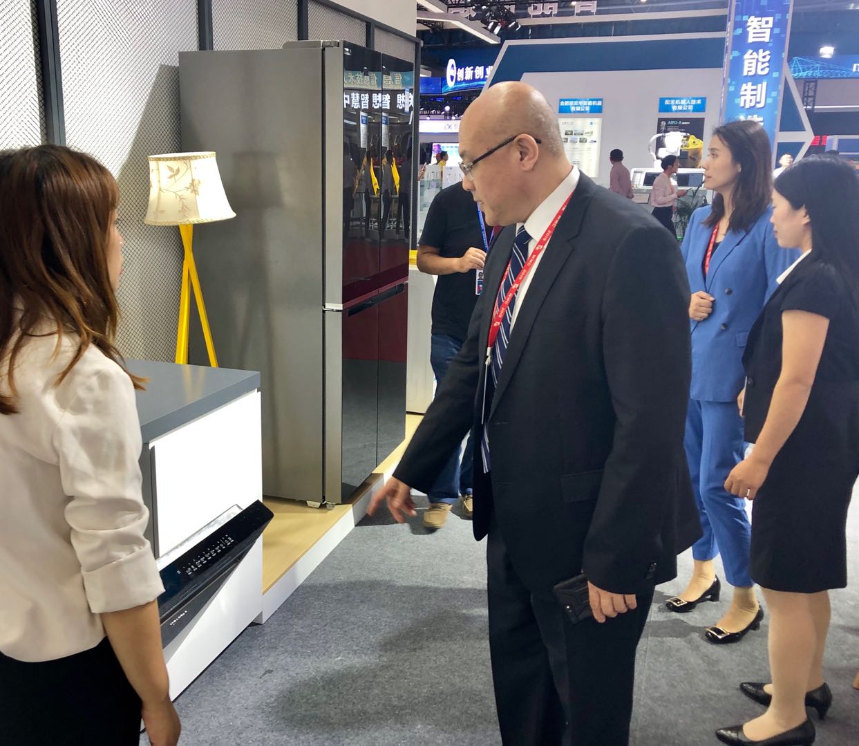 圖片包含 人員, 室內(nèi), 地板, 站立

描述已自動生成