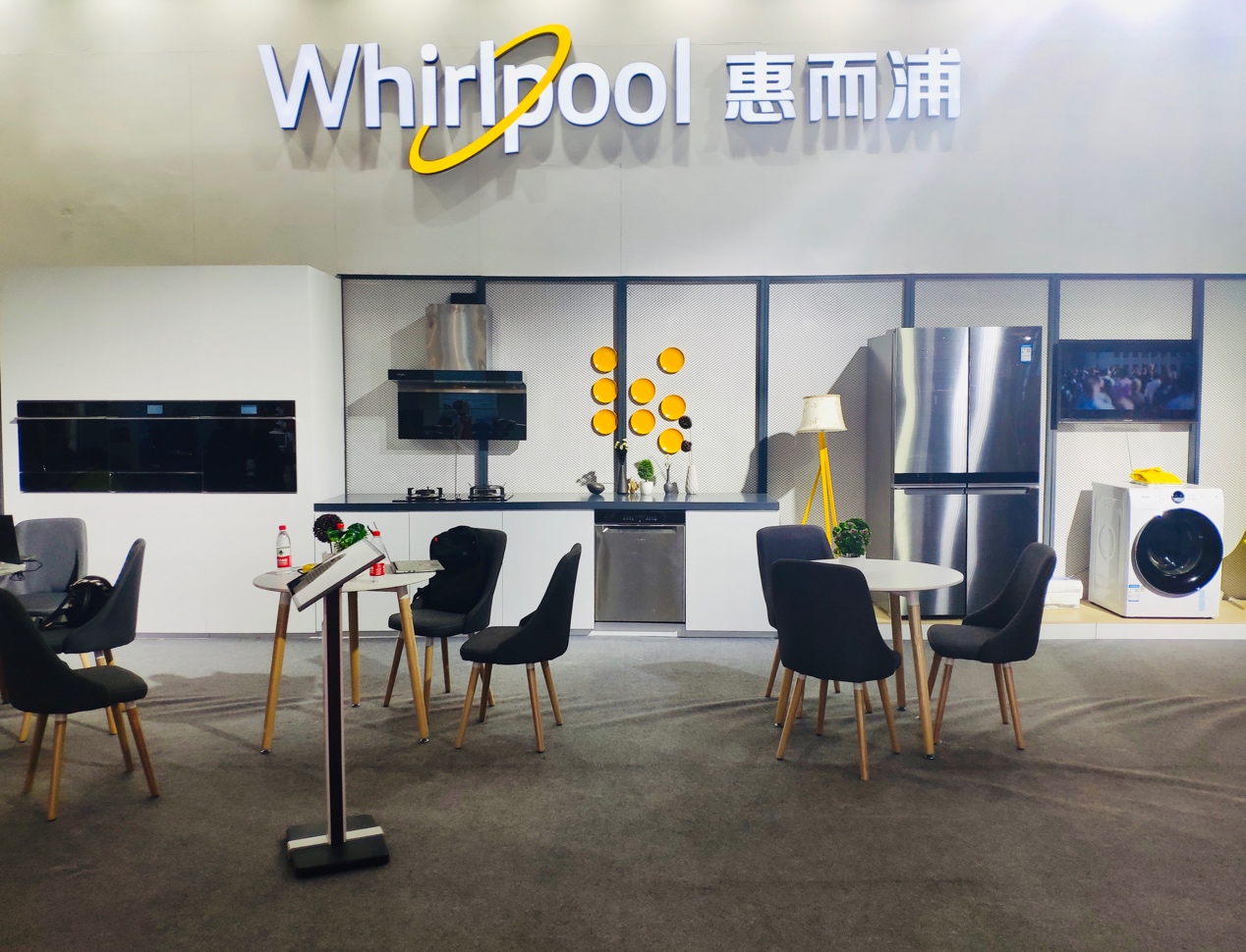 圖片包含 地板, 室內(nèi), 墻壁, 房間

描述已自動生成