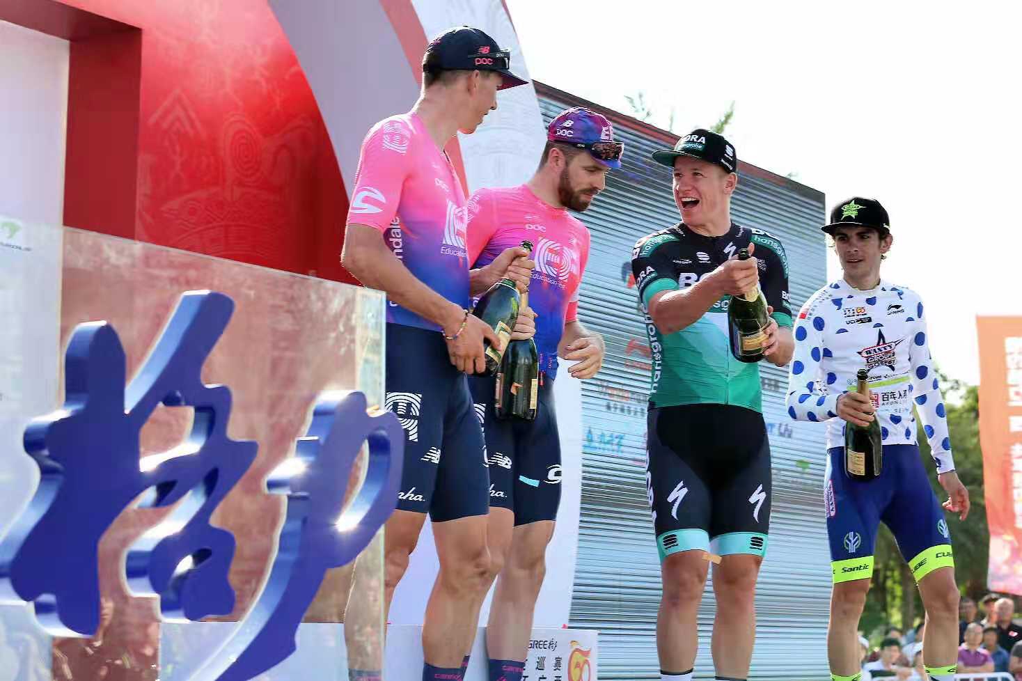 圖片包含 人員, 戶外, 建筑物, 地面

描述已自動生成