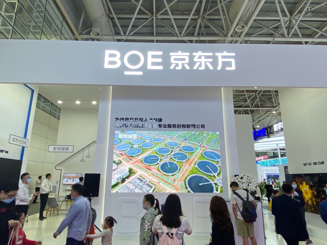 許多人在商店里

描述已自動生成