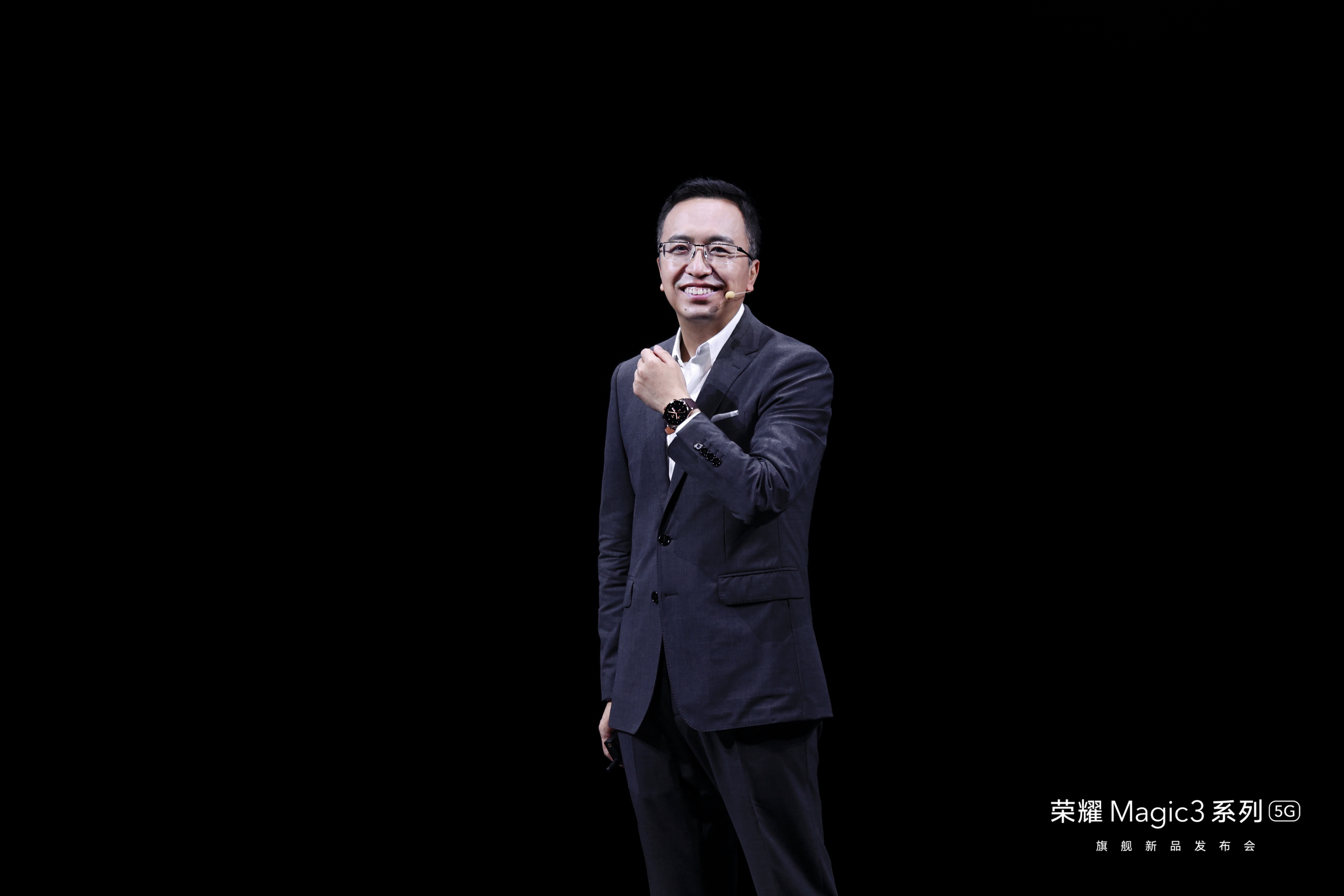 黑暗中的西裝男人

描述已自動(dòng)生成