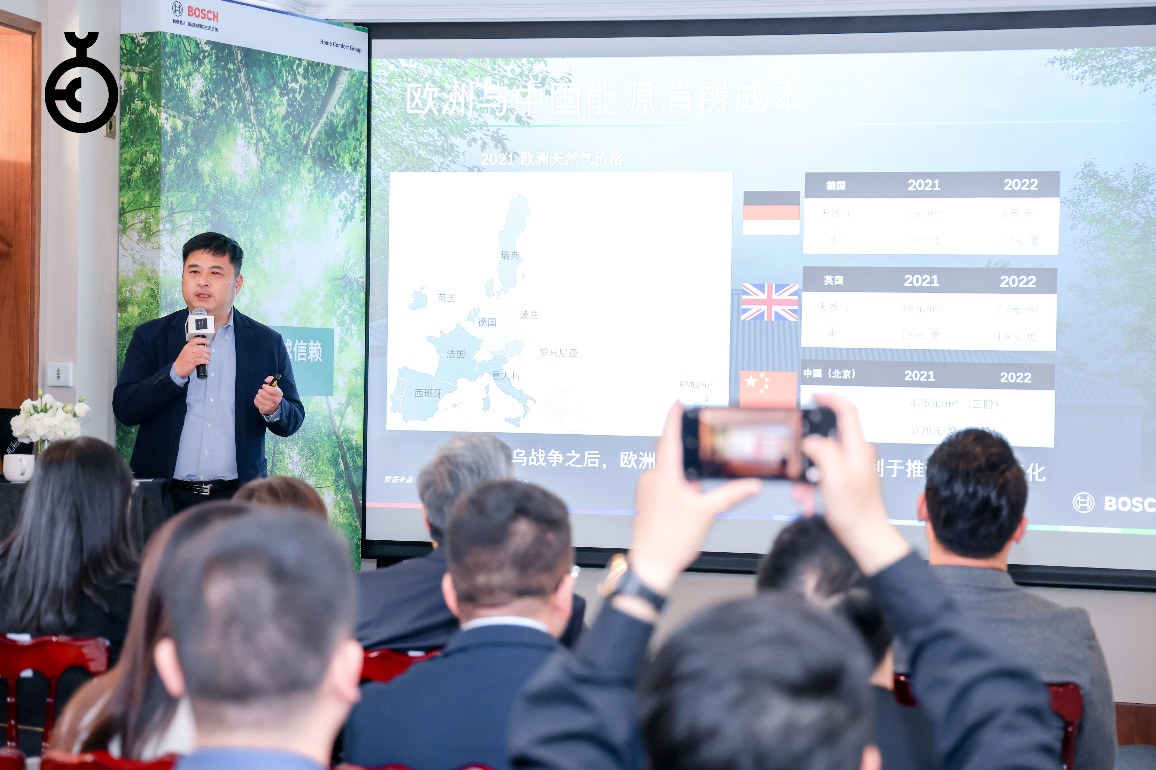 一群人在臺上演講

描述已自動生成