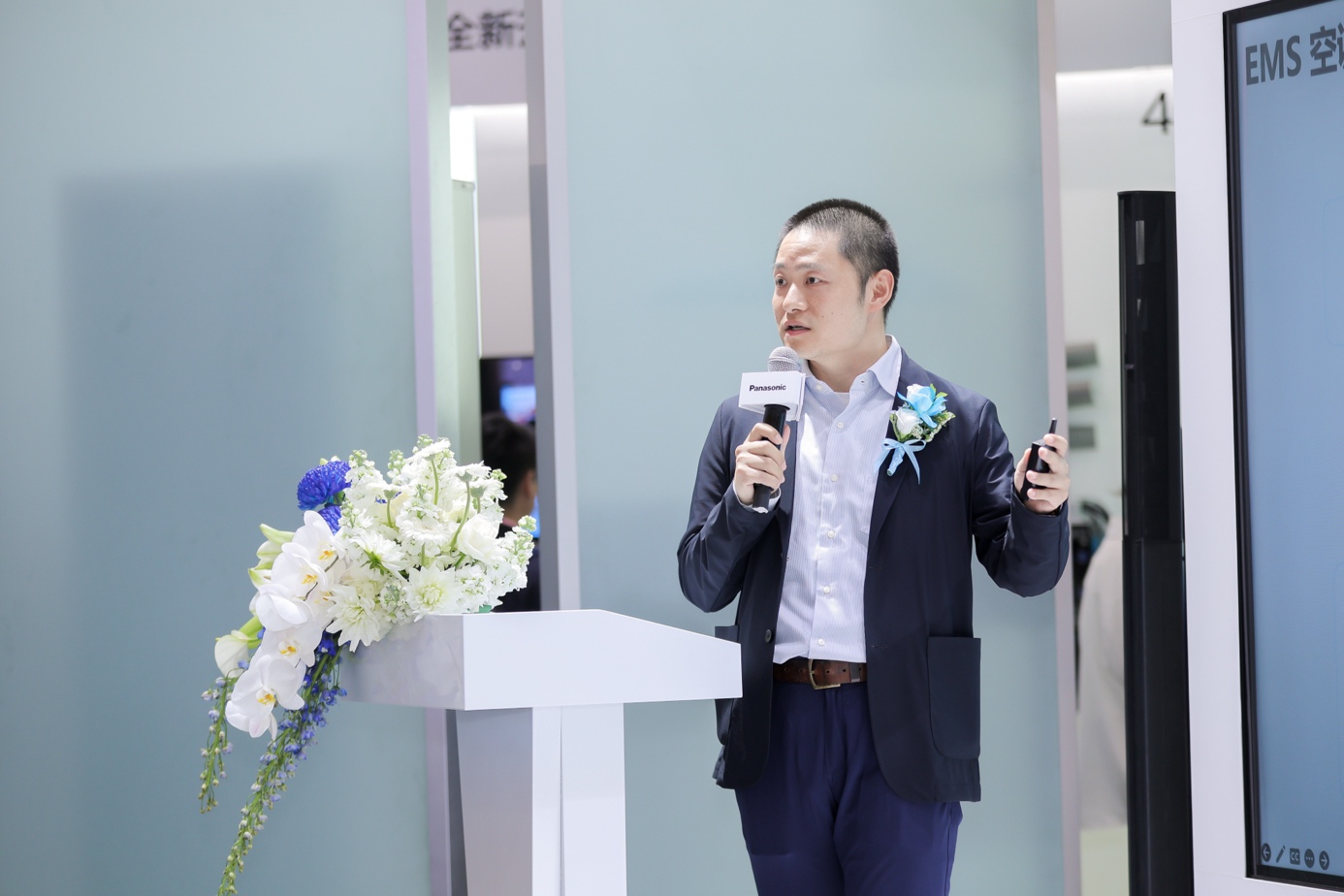 男人站在電視前

AI 生成的內(nèi)容可能不正確。