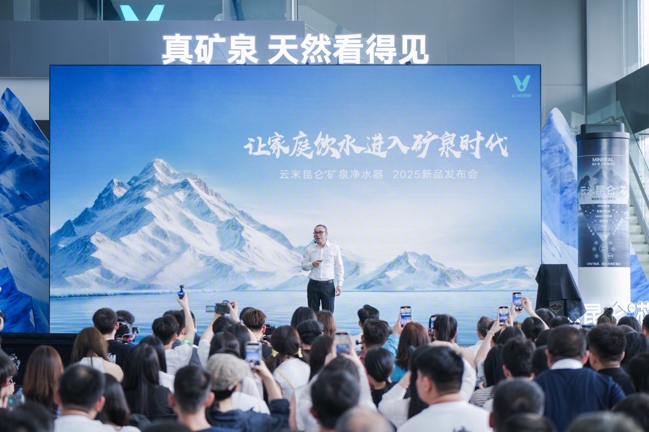 人們在看臺上的人和觀眾

中度可信度描述已自動生成