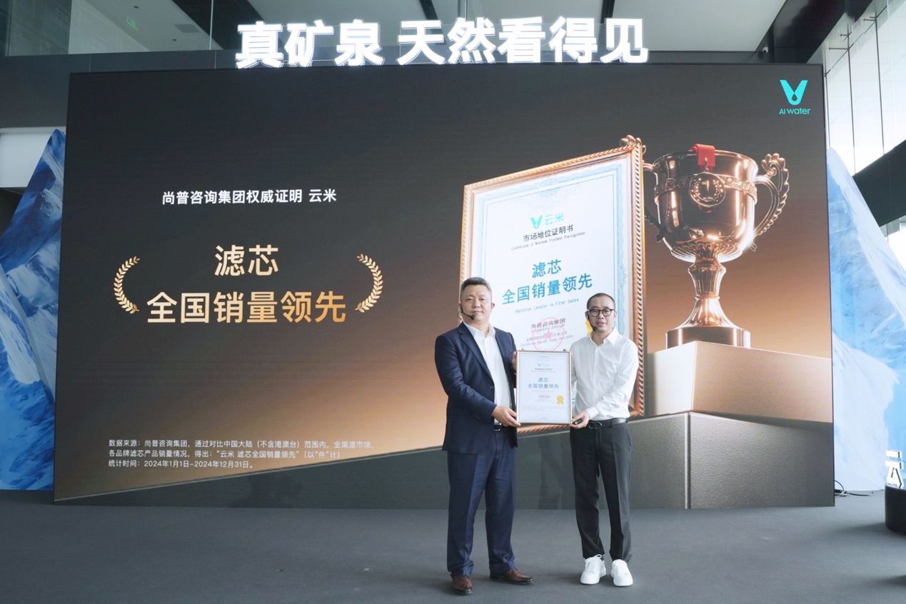 人站在屏幕前

描述已自動生成