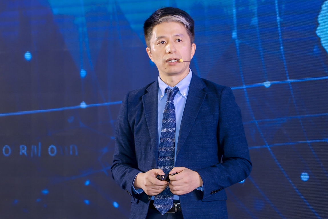 穿著藍色衣服的男人在舞臺上

AI 生成的內(nèi)容可能不正確。